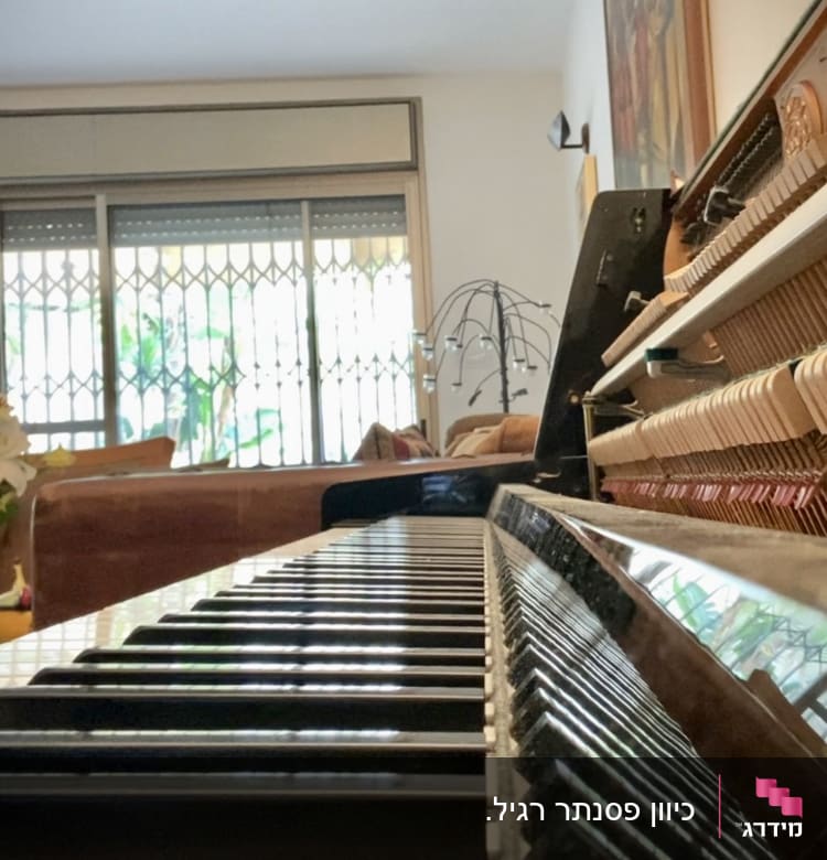 מקלדת פסנתר פתוחה עם פטישים ומיתרים